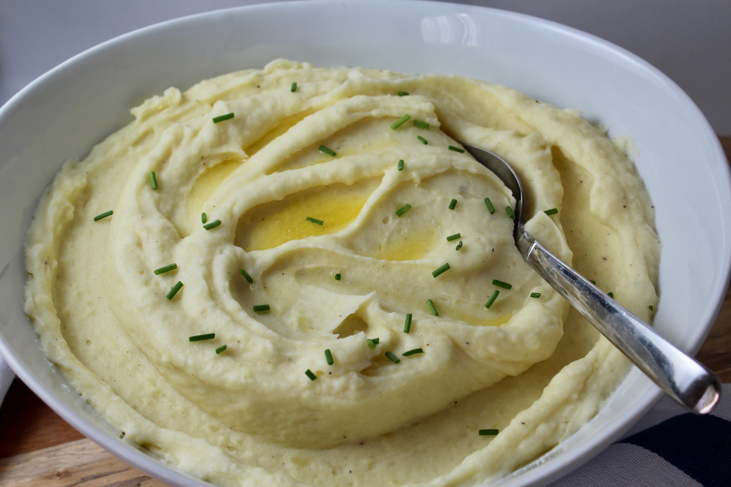 https://www.epicuricloud.com/wp-content/uploads/2019/11/Creamy-Mashed-Potatoes-in-Bowl-front-scaled.jpg
